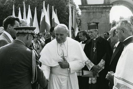 Jan Paweł II wita się z generałem MSW odpowiadającym za przygotowania do pielgrzymki. Warszawa 2 czerwca 1979 r.