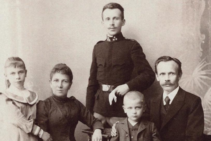 Kraol Wojtyła senior ( w mundurze) z ojcem Maciejem i jego żoną Marią. Na zdjęciu są także Stefania Wojtyła i Józef Teodor Wojtyła, przyrodnie rodzeństwo Karola. Zdjęcie wykonano ok 1904 r. po awansie wojskowym Karola Wojtyły.