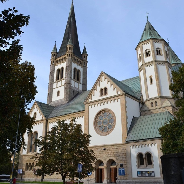 Dojazd do kościoła pw. św. Karola Boromeusza jest dogodny - również komunikacją miejską - w zasadzie z każdego zakątka miasta.