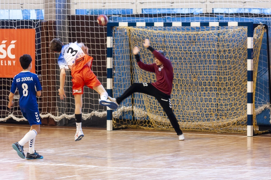 Młodzi szczypiorniści Górnika Zabrze rozgromili Zgodę Bielszowice 31:5.