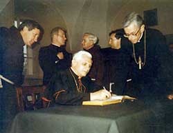Kard. Ratzinger dokonuje wpisu do księgi pamiatkowej zebrzydowskiej Kalwarii