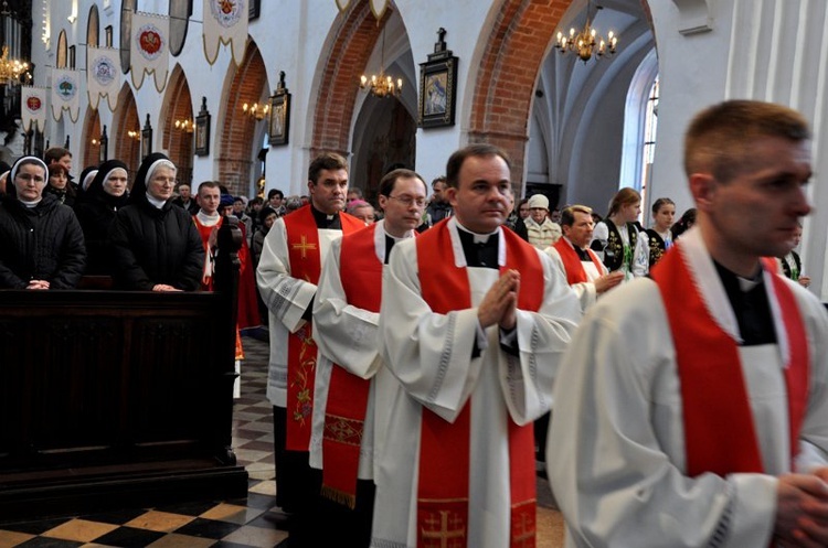 Liturgia wielkopiątkowa z adoracją krzyża 