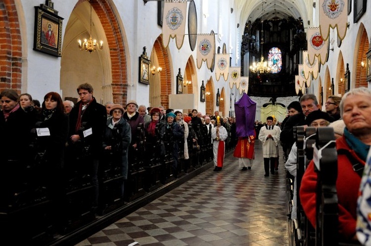 Liturgia wielkopiątkowa z adoracją krzyża 