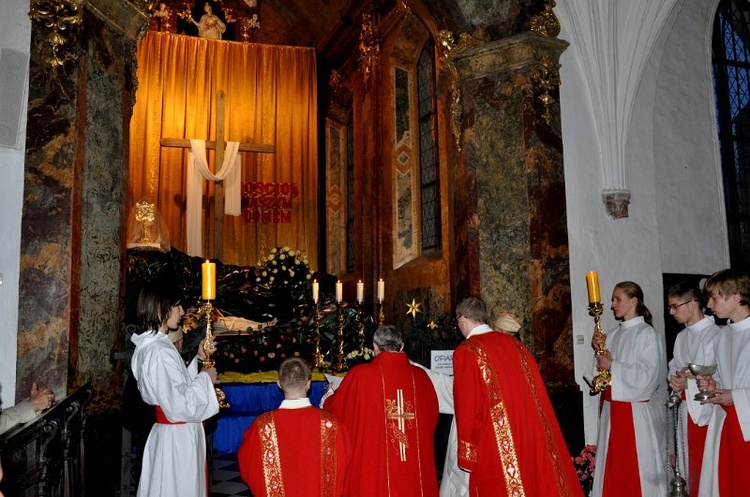 Liturgia wielkopiątkowa z adoracją krzyża 