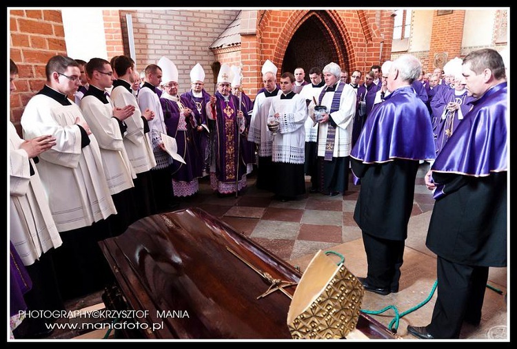 Pogrzeb Śp. Księdza Biskupa Jana Bernarda Szlagi Pelplin - foto Krzysztof Mania