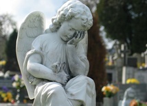 Anioł z bielskiego cmentarza.