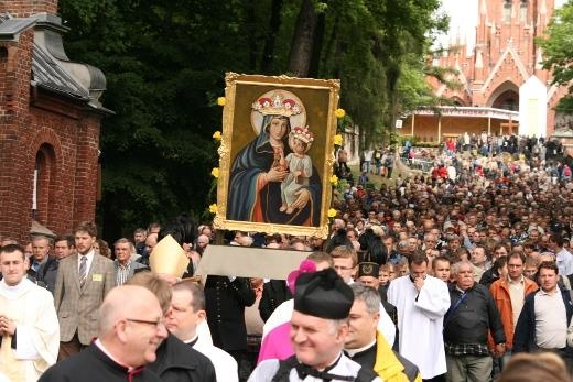 Polacy przywiązani do religii i tradycji