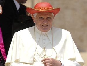 Benedykt XVI w kapeluszu przeciwsłonecznym