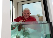 Benedykt XVI miał lekki wypadek 