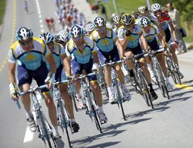 Grupa "Astana" na czele peletonu TdF (19 lipca)