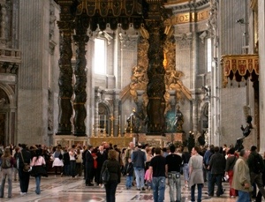 Turyści i wandale w bazylice św. Piotra
