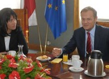 Beata Stelmach i premier Donald Tusk  podczas spotkania z organizatorkami Kongresu Kobiet. 