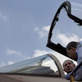 Benjamin Netanyahu w kabinie F-15i