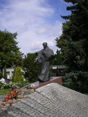 Pomnik św. Maksymiliana w Niepokalanowie
