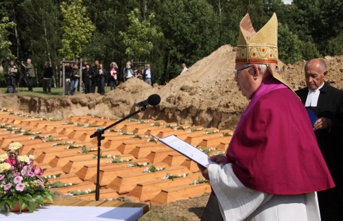 Niemiecki Biskup Pomocniczy Gerhard Pieschl podczas uroczystości. 