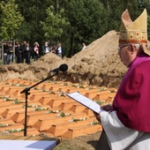 Niemiecki Biskup Pomocniczy Gerhard Pieschl podczas uroczystości. 