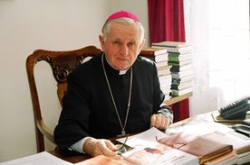 Papież poprosił abp Zimonia o dalszą posługę 
