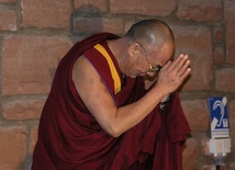 Dalajlama modli się za ofiary tajfunu 