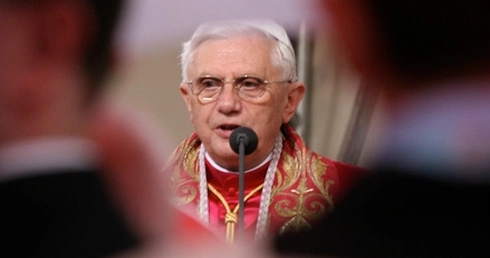 Rok po ustąpieniu: Co robi Benedykt XVI?