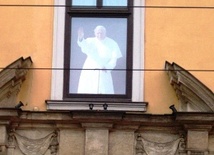 Krakowianie pod oknem papieskim