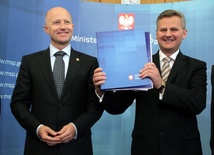 Minister skarbu Aleksander Grad (P) i prezes PZU Andrzej Klesyk (L)