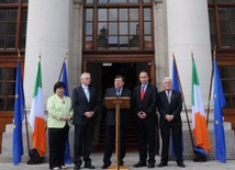 Premier Irlandii Brian Cowen i ministrowie