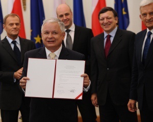 Prezydent po podpisaniu aktu ratyfikacji