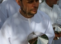 Coraz młodsi szafarze