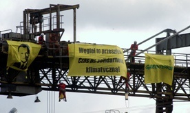 Greenpeace drugi dzień blokuje suwnicę