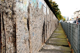 Mur w ludzkich głowach zamiast muru berlińskiego