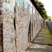 Mur w ludzkich głowach zamiast muru berlińskiego