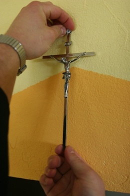 Krzyż na ścianie broni przed złymi duchami