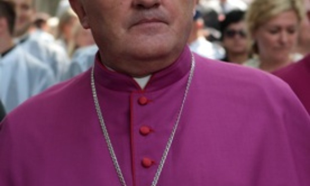 Nie ma życia dla innych bez przyjęcia krzyża