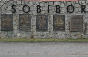 Tablice pamiątkowe w obozie Sobibór