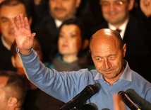Basescu prowadzi w II turze