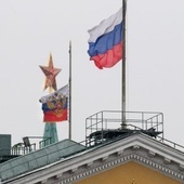 Opuszczone flagi na znak żałoby po tragedii w Permie