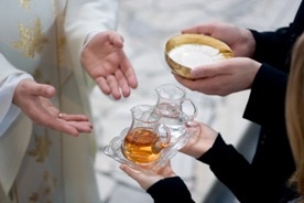 Biskup przestrzega przed symulacją Eucharystii