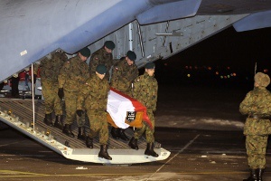 Powitano trumnę z ciałem żołnierza