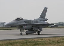 Licytują "lot F-16" na rzecz WOŚP