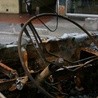 Wrak spalonego samochodu w Paryżu