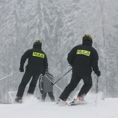 Policjanci na nartach patrolują stoki