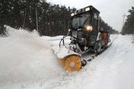 Kilkumetrowe zaspy na torach opóźniają pociągi