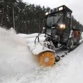 Kilkumetrowe zaspy na torach opóźniają pociągi