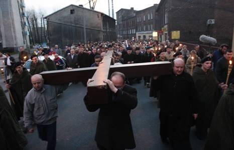 Kalisz: Tysiące wiernych w Drodze Krzyżowej