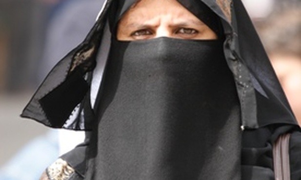Francja: Rząd przyjął projekt ustawy ws. zakazu noszenia burki