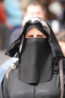 Francja: Rząd przyjął projekt ustawy ws. zakazu noszenia burki