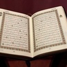 Spalą Koran?