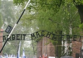 Tablica z napisem "Arbeit macht frei" 