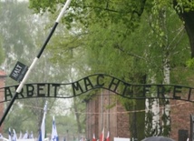 Tablica z napisem "Arbeit macht frei" 