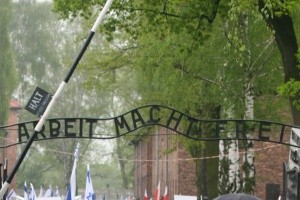 Tablica z napisem "Arbeit macht frei" 